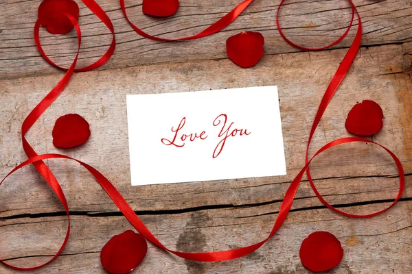 발렌타인 장미와 배경에 봉투에 — 스톡 사진