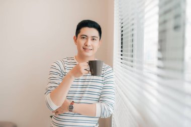 Adam ayakta pencere ve içki ilk sabah kahvesi 