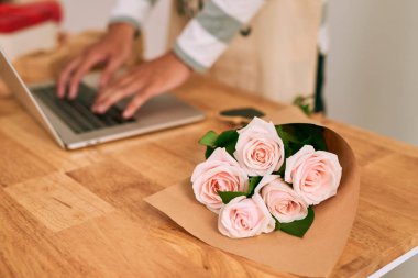 Erkek Çiçekçi Çiçek dükkanında işyerinde laprop ile çalışma