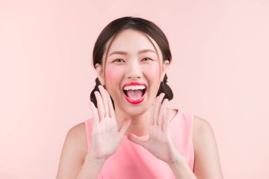 Pembe arka plan üzerinde bağırarak sürpriz genç Asyalı kadın