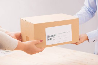 Kadın bir teslimat adam paket alma