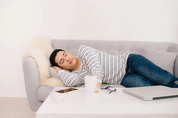年轻英俊的亚裔男子睡在沙发上 — 图库照片
