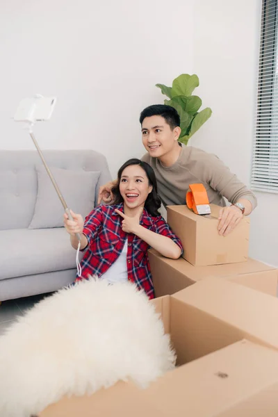 Jovem Casal Feliz Mudando Para Novo Apartamento Com Caixas Embalagem — Fotografia de Stock