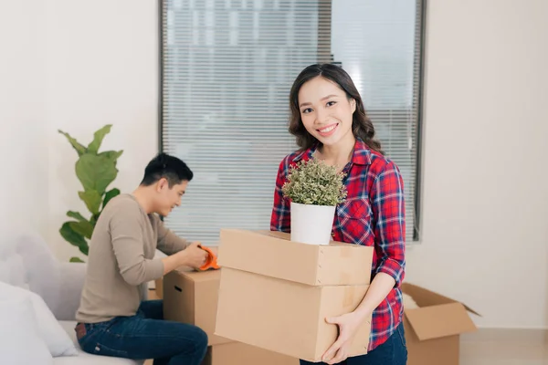 Feliz Pareja Joven Mudarse Nuevo Apartamento Con Cajas Embalaje — Foto de Stock