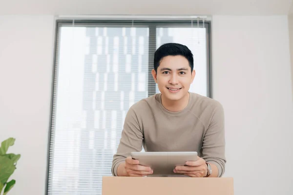 Retrato Del Hombre Guapo Usando Tableta Digital Durante Traslado Casa — Foto de Stock