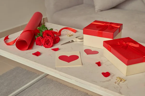 Liebesgeschenkverpackung Mit Papierrollen Und Rosenstrauß — Stockfoto