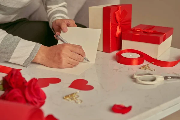 Asiatique Homme Avec Des Fleurs Carte Vœux Assis Maison — Photo