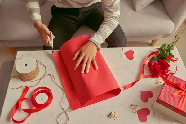 Homme Enveloppant Des Cadeaux Dans Ruban Rouge Des Roses Fraîches — Photo