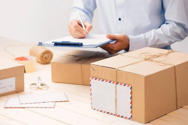 Correio Fazendo Anotações Recibo Entrega Entre Parcelas Tabela — Fotografia de Stock