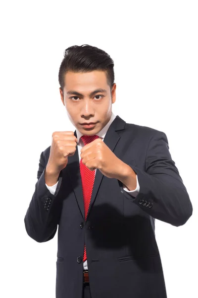 若いアジア系のビジネスマンに孤立したホワイトを戦うために準備ができて — ストック写真