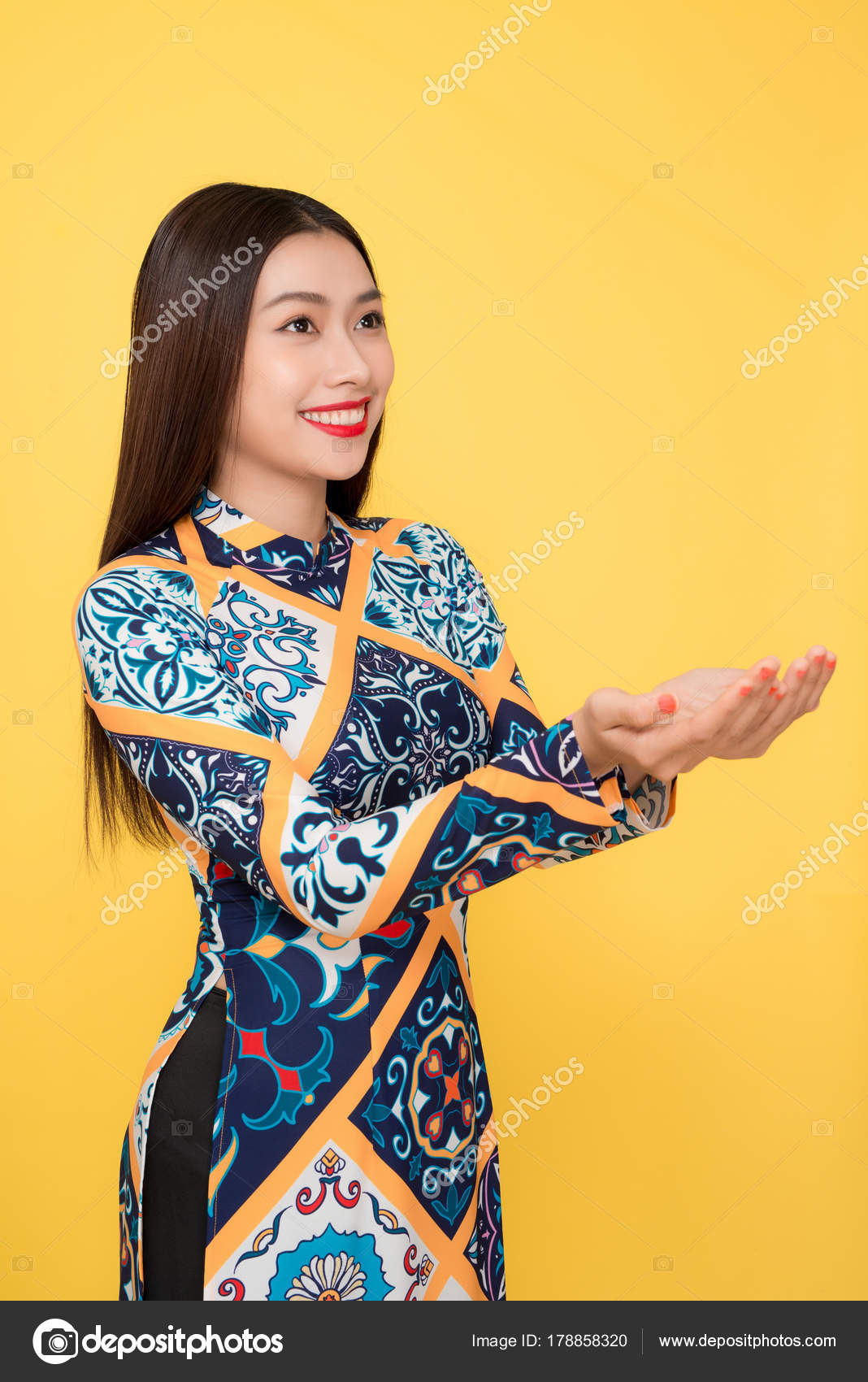 ベトナム女子アオザイヌード 