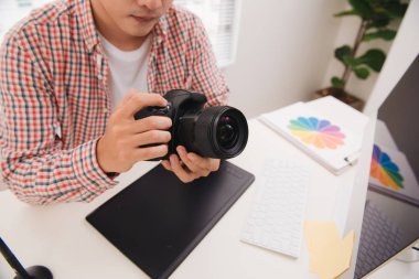 Modern ofis masasında çalışan fotoğrafçı