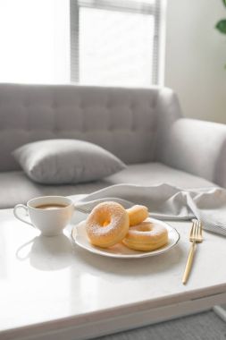 Klasik çörek. Sabah kahvaltı masasında evde oturma odasında.