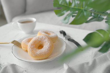 Klasik çörek. Sabah kahvaltı masasında evde oturma odasında.