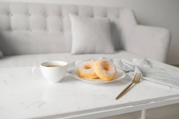 Классические Пончики Утренний Завтрак Столе Гостиной Дому — стоковое фото