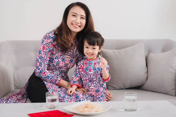 Madre Hija Vietnamitas Celebran Año Nuevo Casa Vacaciones Tet —  Fotos de Stock
