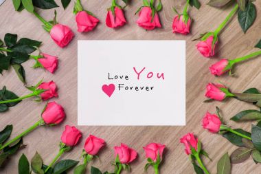 Sevgililer günü arka plan ile kırmızı gül buketi