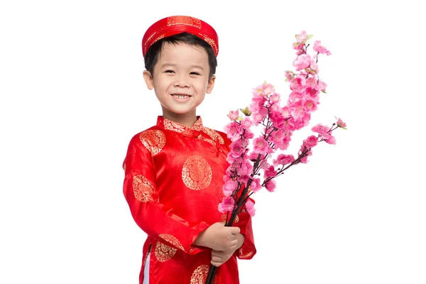 Glücklicher vietnamesischer Junge in rotem ao dai feiert Neujahr — Stockfoto