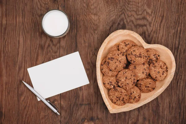 Día San Valentín Vaso Leche Galletas Plato Sobre Mesa Vista —  Fotos de Stock