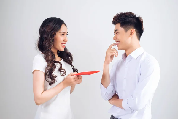 Couple Vietnamien Échangeant Des Enveloppes Rouges Porte Bonheur Vacances Tet — Photo