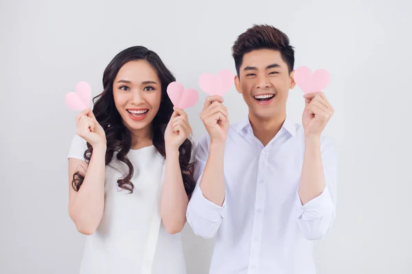 Щасливі Молода Пара Єтнамських Проведення Рожевий Папери Серця Посміхається — стокове фото