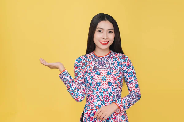 Привабливі Єтнамська Жінка Носить Традиційний Костюм Ізольовані Жовтому Фоні — стокове фото