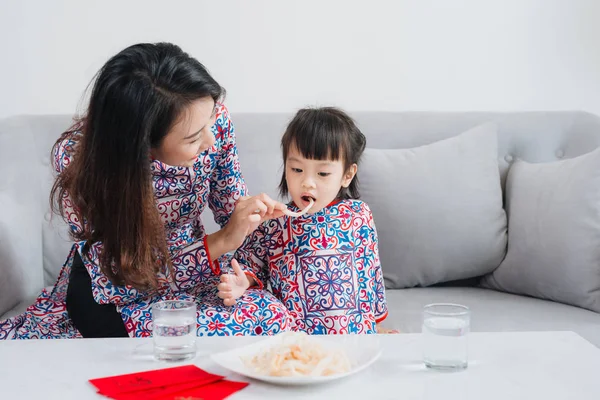 Vietnamese Mother Daughter Celebrate New Year Home Tet Holiday — Stock Photo, Image