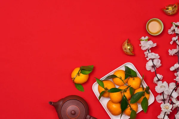 中国の旧正月の背景に軍艦 赤い封筒と美しい花のオレンジ色の果物を祝う — ストック写真