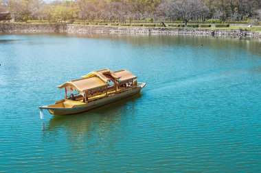 Japonya'nın Osaka Castel gölde tekne