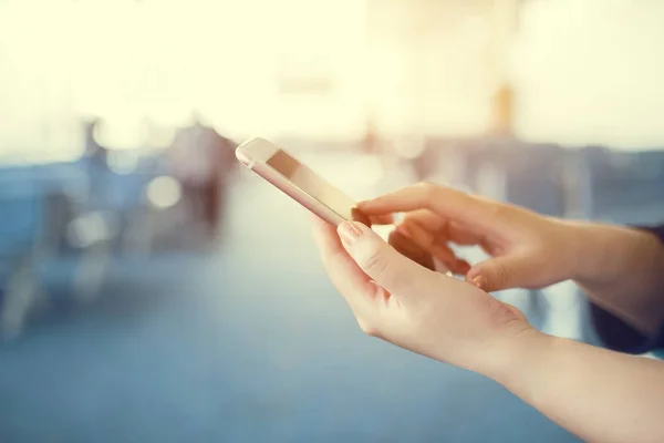 Frau Sendet Nachricht Mit Modernem Smartphone — Stockfoto