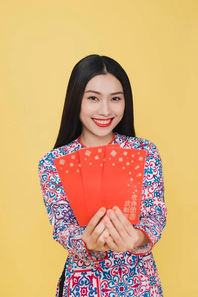 Mulher Vietnamita Atraente Vestindo Traje Tradicional Isolado Fundo Amarelo — Fotografia de Stock