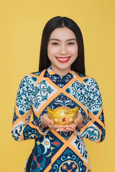 Mulher Vietnamita Atraente Vestindo Traje Tradicional Isolado Fundo Amarelo — Fotografia de Stock