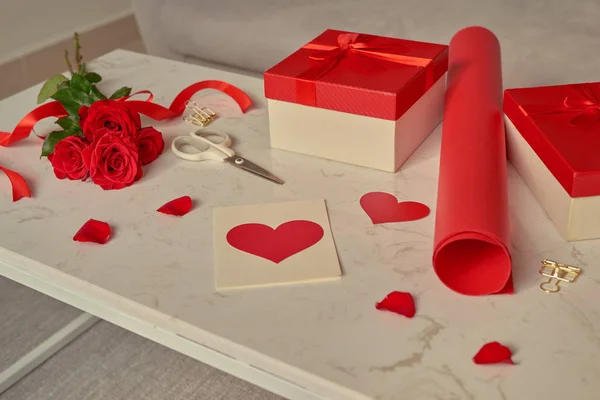 Emballage Cadeau Amour Avec Rouleaux Papier Bouquet Roses — Photo