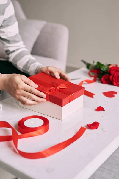 Férfi Kéz Handmade Valentin Csomagolás Jelen Lévő Papír Val Piros — Stock Fotó