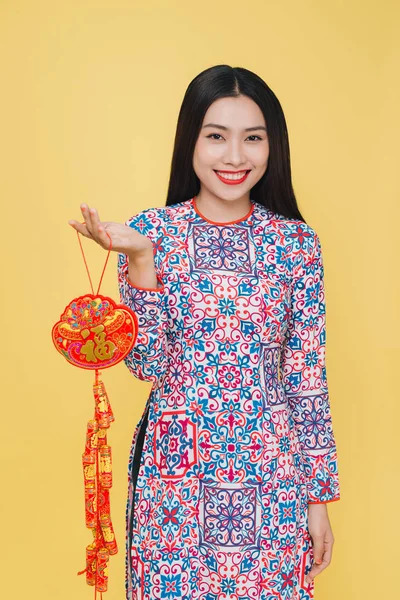 Mulher Vietnamita Atraente Vestindo Traje Tradicional Isolado Fundo Amarelo — Fotografia de Stock