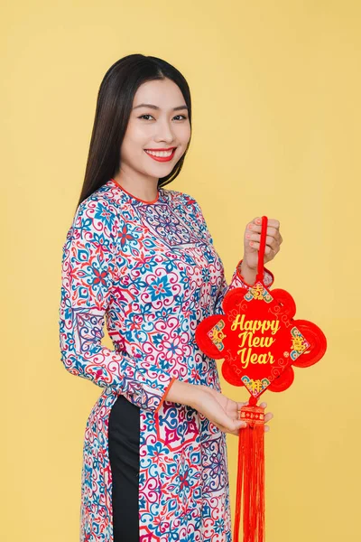 Mulher Vietnamita Atraente Vestindo Traje Tradicional Isolado Fundo Amarelo — Fotografia de Stock