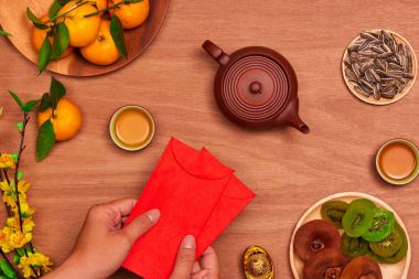 Vietnam yeni yıl gıda yat ve rustik kırmızı ahşap masa üstüne iç. Metin görüntüde görünür: refah.