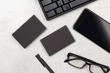 Mock-up boş kartvizit ile marka Kurumsal ileti örneği