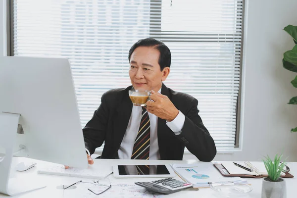 Уверенный Старший Азиатский Бизнес Лидер Сидит Столом — стоковое фото