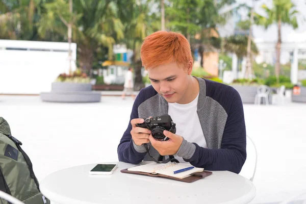 Junge Asiatische Tourist Mann Mit Spaß Sitzen Mit Kamera Der — Stockfoto