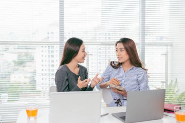 Ekip çalışması. Ofiste dizüstü bilgisayar ile birlikte çalışma iş adamları.