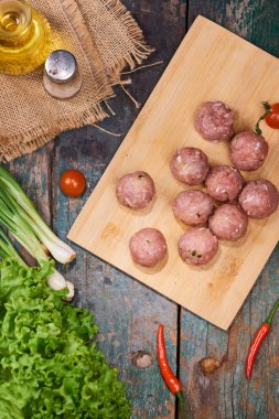 Ev yapımı yemek. Çiğ balık top mutfak sebzeli, üstten görünüm