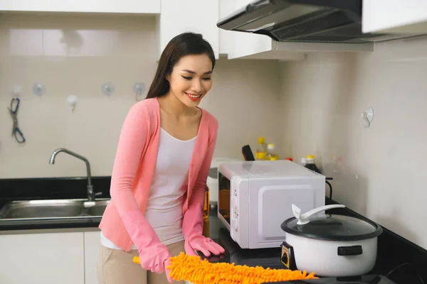 Portret Van Aantrekkelijke Jonge Vrouw Reinigen Oppervlak Van Witte Keuken — Stockfoto