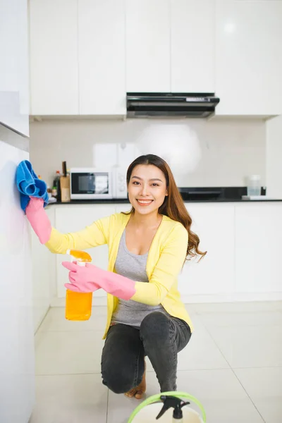 Portret Van Aantrekkelijke Jonge Vrouw Reinigen Oppervlak Van Witte Keuken — Stockfoto