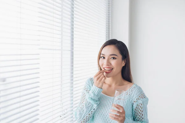 Jong Aziatische Schoonheid Jong Vrouw Eten Pillen Drinkwater — Stockfoto