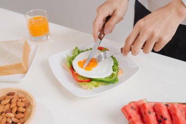 Hazırlama ve evde sabah kahvaltı.