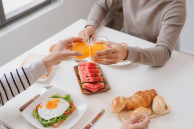 Evde sabah kahvaltı iki erkek arkadaş.