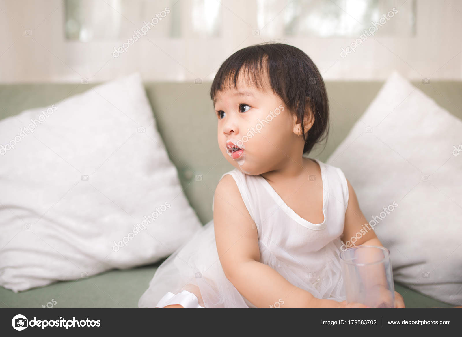Mignon Bebe Fille Avec Moustache Lait Maison Image Libre De Droit Par Makidotvn C