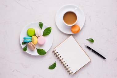 Fincan kahve renkli macaron ile ya da boş kağıt ile acıbadem kurabiyesi. Düz yatıyordu