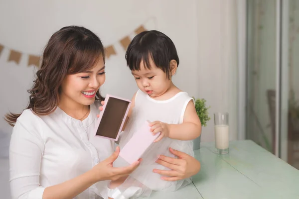 Concepto Familia Feliz Hermosa Madre Joven Con Adorable Hija Pequeña — Foto de Stock